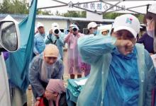 絕癥女子跪求救命 韓紅當場落淚自掏腰包捐贈2萬元