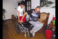 2.3米“東方巨人”楊繼剛來京求醫(yī)