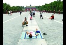 天壇丹陛橋成“理療床” 園方辟謠:無治療效果