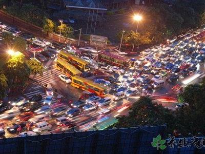 救護(hù)車高速被堵 車禍中如何自救