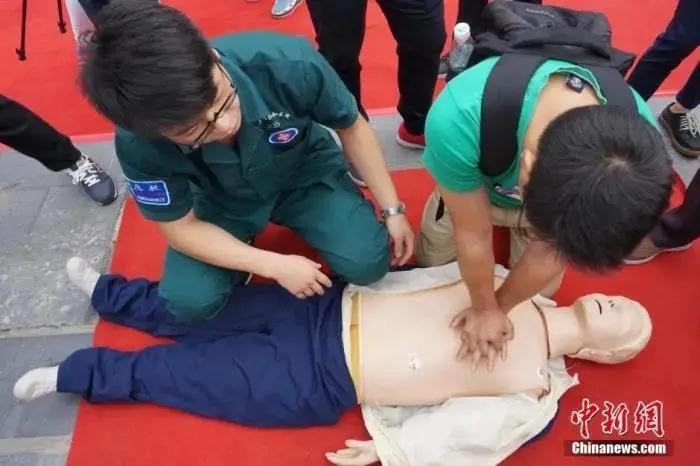 “少年愁”？當95后和00后開始擔心自己“猝死”……