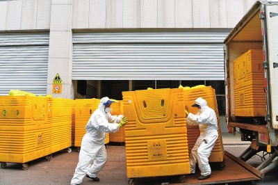 醫療廢物處置人員:抗疫“幕后英雄”-易網健康<a href=http://m.logojc.com/jkys/ target=_blank class=infotextkey>養生</a>網 醫療廢物處置人員:抗疫“幕后英雄”