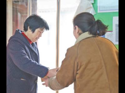 有了智能手機(jī)，67歲的高蓮翠學(xué)會(huì)網(wǎng)購(gòu)年貨（民生一線·銀發(fā)經(jīng)濟(jì)促消費(fèi)）