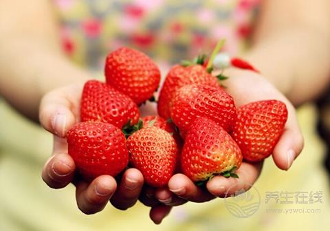 空心草莓是催熟or自然現象? 草莓長這樣你敢吃嗎 空心草莓是催熟or自然現象? 草莓長這樣你敢吃嗎