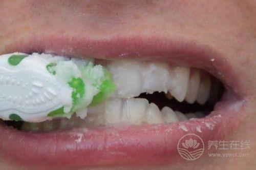 口臭太尷尬!做好三件事擺脫口臭困擾 口臭太尷尬!做好三件事擺脫口臭困擾