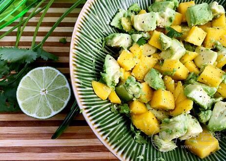 牛油果怎么吃牛油果食用禁忌牛油果的吃法大全 牛油果怎么吃牛油果食用禁忌牛油果的吃法大全