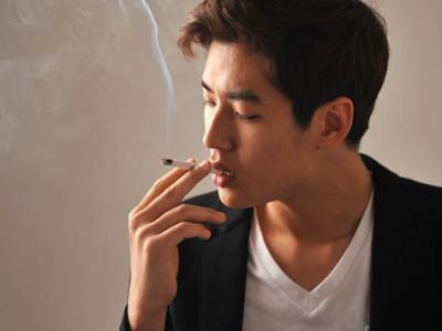 長期抽煙會導致一個人的膚色變黑嗎