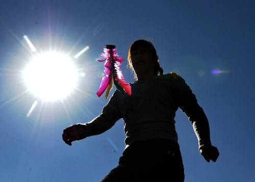 踢毽子對于身體的各方面有哪些好處-易網健康<a href=http://m.logojc.com/jkys/ target=_blank class=infotextkey>養生</a>網 踢毽子對于身體的各方面有哪些好處