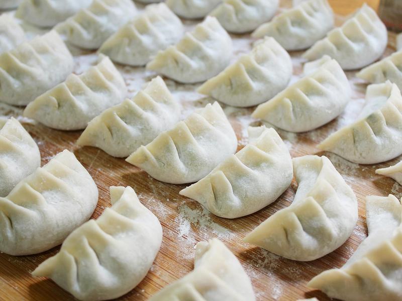 餃子皮應該用冷水和面還是熱水和面-易網健康<a href=http://m.logojc.com/jkys/ target=_blank class=infotextkey>養生</a>網 餃子皮應該用冷水和面還是熱水和面