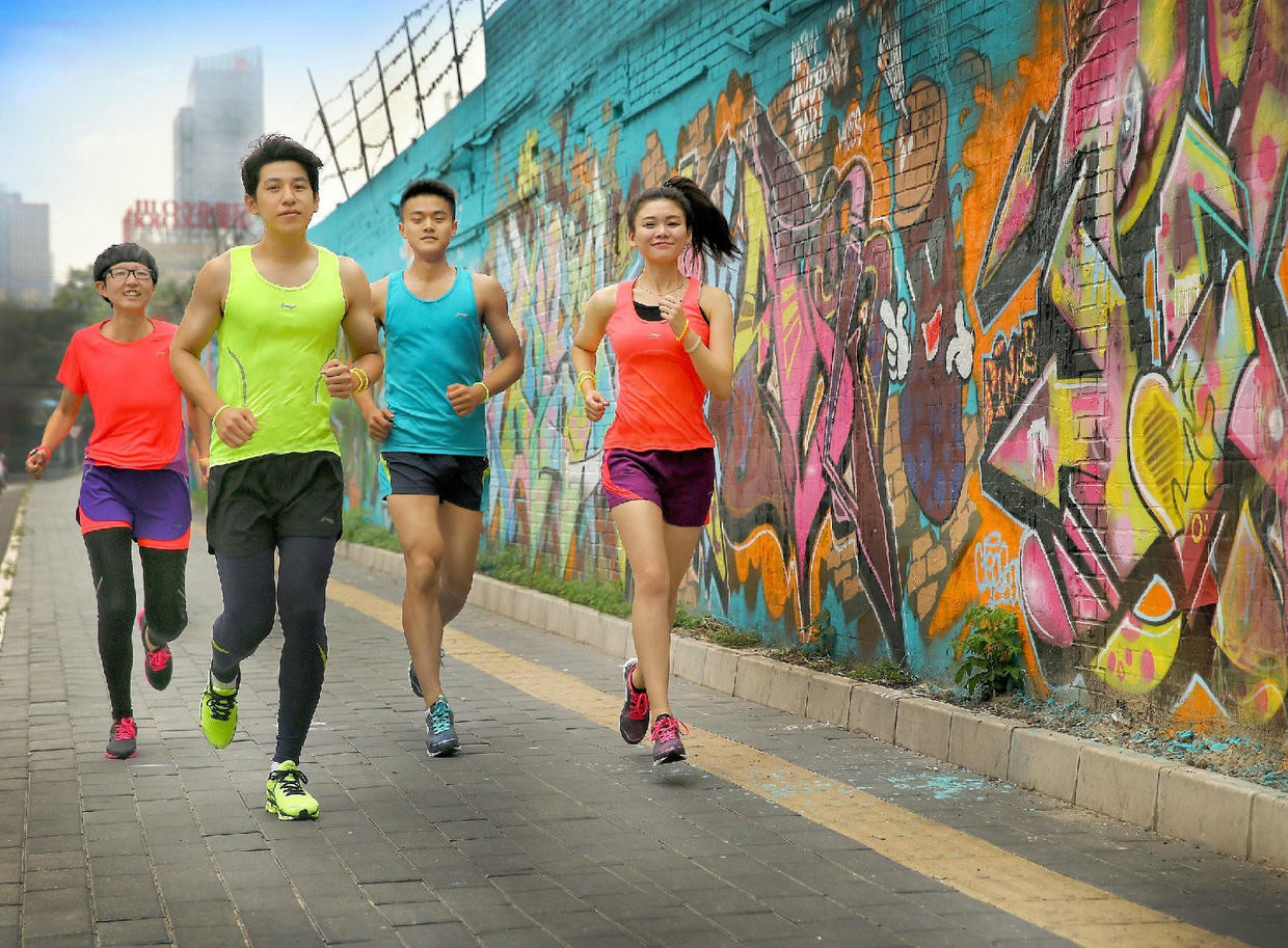 赤腳跑步對于身體健康的好處有哪些-易網健康<a href=http://m.logojc.com/jkys/ target=_blank class=infotextkey>養生</a>網 赤腳跑步對于身體健康的好處有哪些