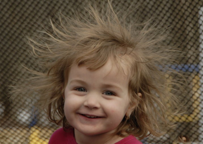 秋季到了頭發(fā)容易起靜電去除靜電的小妙招-易網(wǎng)健康<a href=http://m.logojc.com/jkys/ target=_blank class=infotextkey>養(yǎng)生</a>網(wǎng) 秋季到了頭發(fā)容易起靜電去除靜電的小妙招