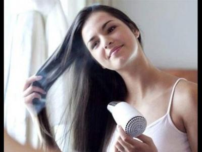 冬季晚上一定要把頭發(fā)吹干再睡覺(jué)