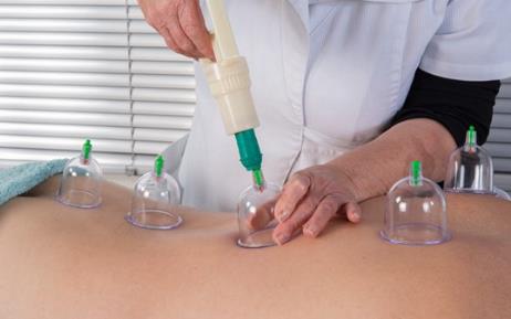 中醫使用艾灸治療腰痛的兩種方法-易網健康<a href=http://m.logojc.com/jkys/ target=_blank class=infotextkey>養生</a>網 中醫使用艾灸治療腰痛的兩種方法