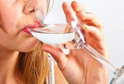今天你喝水方法對了嗎-易網<a href=http://m.logojc.com/ target=_blank class=infotextkey>健康養生</a>網 今天你喝水方法對了嗎