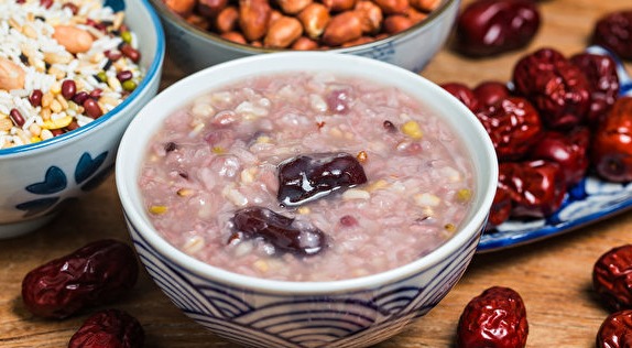 四季食療養(yǎng)生之粥的喝法!中醫(yī)教你喝粥的最佳時(shí)辰-易網(wǎng)健康養(yǎng)生網(wǎng) 四季食療養(yǎng)生之粥的喝法!中醫(yī)教你喝粥的最佳時(shí)辰