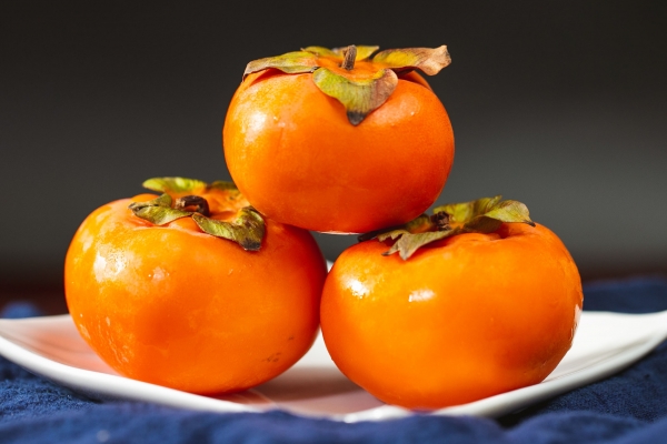 大閘蟹與柿子為何要間隔食用 大閘蟹和柿子隔多久可以吃-易網健康養生網 大閘蟹與柿子為何要間隔食用 大閘蟹和柿子隔多久可以吃