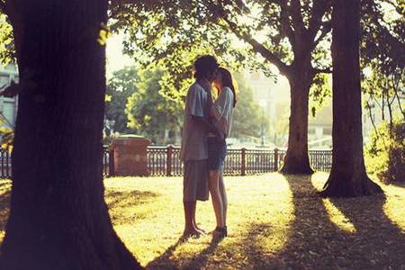 接吻的時候不閉上眼睛嗎?第一次接吻應該知道這些技巧-易網<a href=http://m.logojc.com/ target=_blank class=infotextkey>健康養生</a>網 接吻的時候不閉上眼睛嗎?第一次接吻應該知道這些技巧