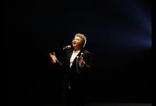 韓紅與貼心神秘男子現身機場，她不僅瘦了還可能好事將近？