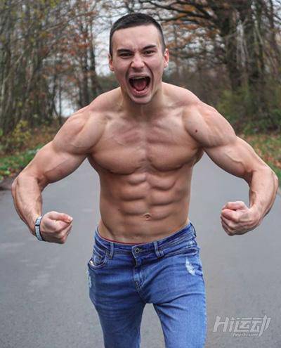 不用器械4年徒手健身！小伙從瘦“鵪鶉”到“肌霸”完美蛻變！