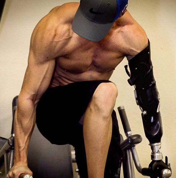 身殘志堅 天生獨臂卻練成肌肉男神