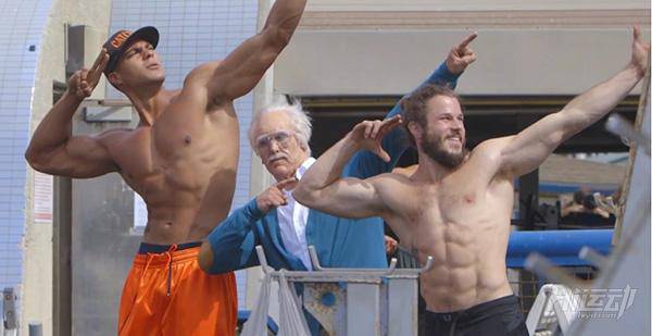 國外大爺挑戰街頭健身小伙！這么強壯活該他裝逼成功