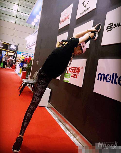 單手抓球 美女秀健身照美哭宅男