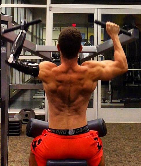 身殘志堅 天生獨臂卻練成肌肉男神