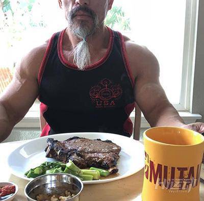 50多歲老頭迷戀“七龍珠”，瘋狂健身練成真實版龜仙人