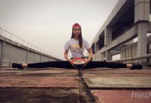 單手抓球 美女秀健身照美哭宅男