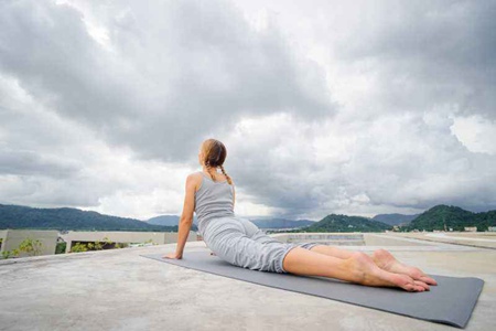 瑜伽初學(xué)者會犯的三個壞習(xí)慣,讓運動無效的錯誤方法你中了嗎-易網(wǎng)健康<a href=http://m.logojc.com/jkys/ target=_blank class=infotextkey>養(yǎng)生</a>網(wǎng) 瑜伽初學(xué)者會犯的三個壞習(xí)慣,讓運動無效的錯誤方法你中了嗎