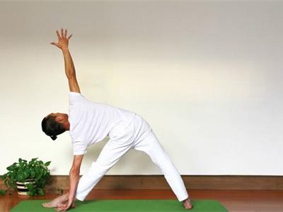 女性練好瘦腰瑜伽動作的三角式，立刻擁有小蠻腰