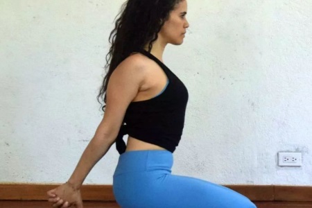 女性肩膀酸痛,練習瑜伽打開雙肩,緩解酸痛感-易網健康養生網 女性肩膀酸痛,練習瑜伽打開雙肩,緩解酸痛感