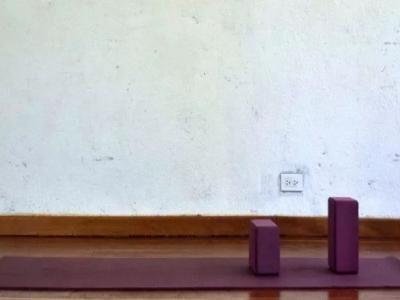 女性肩膀酸痛,練習瑜伽打開雙肩,緩解酸痛感