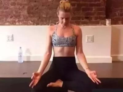 月經量少是什么原因,女性練習瑜伽改善月經不調預防便秘