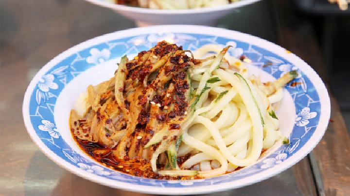 每天睡覺前喝蜂蜜水能減肥嗎?蜂蜜水有減肥功效嗎?-易網健康<a href=http://m.logojc.com/jkys/ target=_blank class=infotextkey>養生</a>網 每天睡覺前喝蜂蜜水能減肥嗎?蜂蜜水有減肥功效嗎?