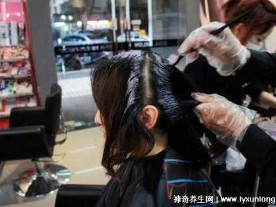 為什么理發師都不建議染黑色，顏色超顯老對發質傷害大(4個原因)