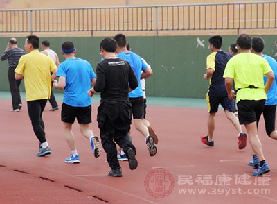 堅持運動的人和從不運動的人相比差距有哪些 很多人后悔了-易網<a href=http://m.logojc.com/ target=_blank class=infotextkey>健康養生</a>網 堅持運動的人和從不運動的人相比差距有哪些 很多人后悔了