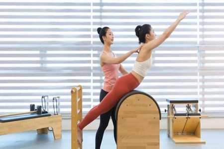 普拉提是什么運動 都有哪些好處及作用-易網<a href=http://m.logojc.com/ target=_blank class=infotextkey>健康養生</a>網 普拉提是什么運動 都有哪些好處及作用