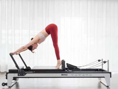 普拉提是什么運動?這幾個經典動作帶你入門(一)-易網健康<a href=http://m.logojc.com/jkys/ target=_blank class=infotextkey>養生</a>網 普拉提是什么運動?這幾個經典動作帶你入門(一)