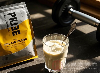 健身吃蛋白粉=智商稅嗎 幾招教你喝出“鈔能力肌肉”-易網(wǎng)健康養(yǎng)生網(wǎng) 健身吃蛋白粉=智商稅嗎 幾招教你喝出“鈔能力肌肉”