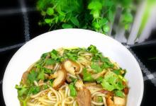 口蘑肘肉土豆粉的做法-家常味煮菜譜