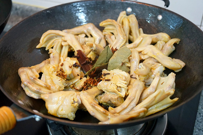 香辣鹵鴨掌的做法-家常味煮菜譜-易網健康養生網 香辣鹵鴨掌的做法-家常味煮菜譜