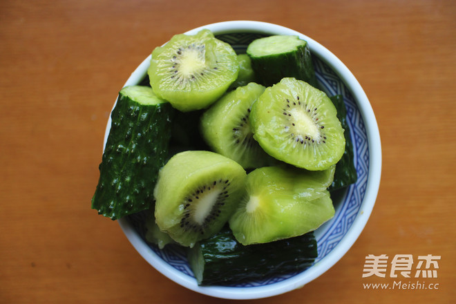 獼猴桃黃瓜汁的做法-甜味榨汁菜譜-易網<a href=http://m.logojc.com/ target=_blank class=infotextkey>健康養生</a>網 獼猴桃黃瓜汁的做法-甜味榨汁菜譜