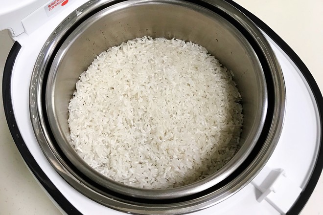 臘腸土豆脫糖飯的做法-咸鮮味蒸菜譜