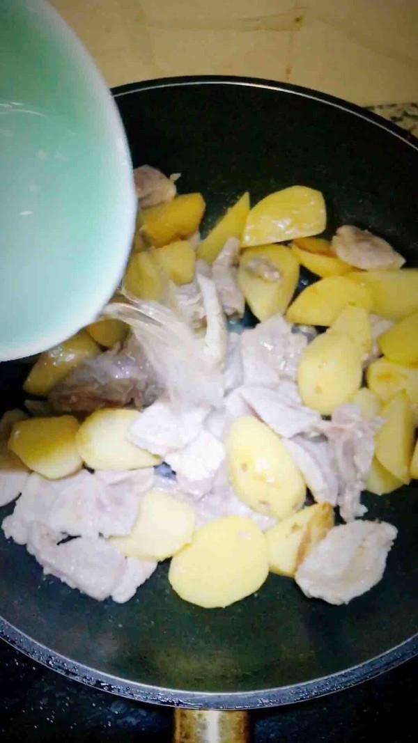 土豆燉大排的做法-家常味蒸菜譜