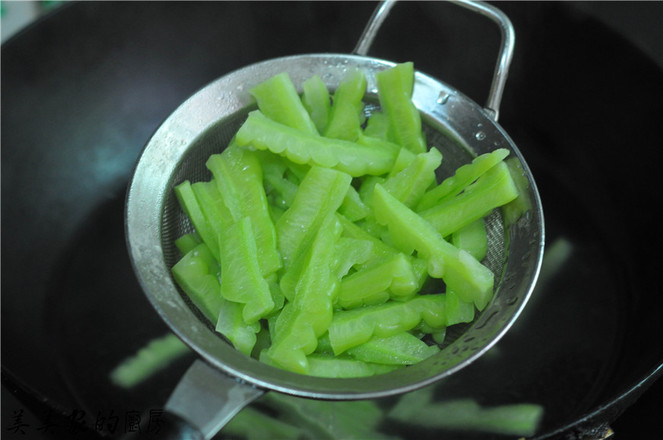 咸蛋黃焗苦瓜的做法-家常味炒菜譜-易網(wǎng)健康養(yǎng)生網(wǎng) 咸蛋黃焗苦瓜的做法-家常味炒菜譜