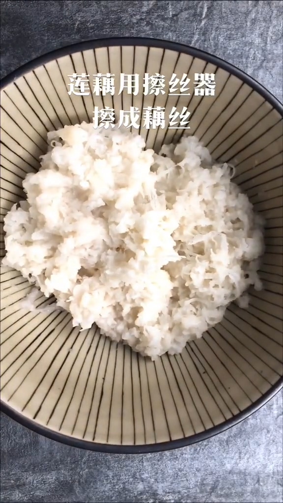 香煎小藕餅的做法-咸鮮味煎菜譜-易網(wǎng)<a href=http://m.logojc.com/ target=_blank class=infotextkey>健康養(yǎng)生</a>網(wǎng) 香煎小藕餅的做法-咸鮮味煎菜譜