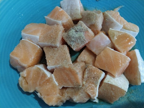 糖醋三文魚丁的做法-酸甜味炒菜譜-易網<a href=http://m.logojc.com/ target=_blank class=infotextkey>健康養生</a>網 糖醋三文魚丁的做法-酸甜味炒菜譜