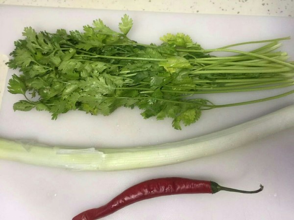 蝦皮老虎菜的做法-咸鮮味拌菜譜-易網(wǎng)<a href=http://m.logojc.com/ target=_blank class=infotextkey>健康養(yǎng)生</a>網(wǎng) 蝦皮老虎菜的做法-咸鮮味拌菜譜