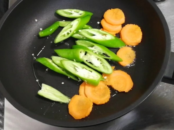 青椒炒豬心的做法-家常味炒菜譜-易網(wǎng)<a href=http://m.logojc.com/ target=_blank class=infotextkey>健康養(yǎng)生</a>網(wǎng) 青椒炒豬心的做法-家常味炒菜譜